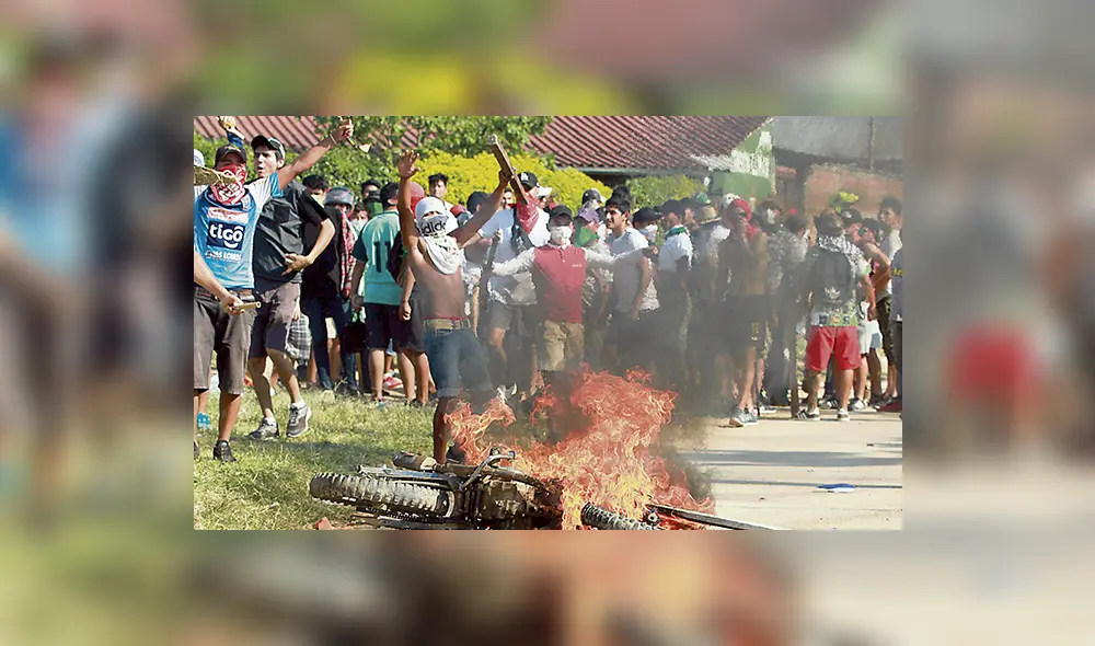 Reacciones. Simpatizantes de una alianza opositora afines al candidato Carlos Mesa han decretado un paro en Bolivia y exigen una segunda vuelta electoral. Reacciones. Simpatizantes de una alianza opositora afines al candidato Carlos Mesa han decretado un paro en Bolivia y exigen una segunda vuelta electoral.
