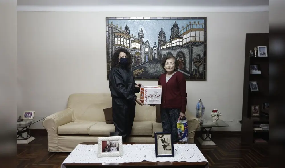 La consultora certificada de Marie Kondo, Katherina Exebio (@lamagiadelordenperu), y la viuda Beatriz Ladines. Crédito: Antonio Melgarejo La consultora certificada de Marie Kondo, Katherina Exebio (@lamagiadelordenperu), y la viuda Beatriz Ladines. Crédito: Antonio Melgarejo