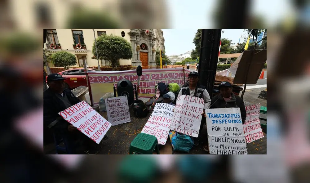 Exigencia. Extrabajadores de la municipalidad de Miraflores afirman que su despido fue injustificado, por lo que piden su reposición inmediata. (Foto: Jorge Cerdán / La República)