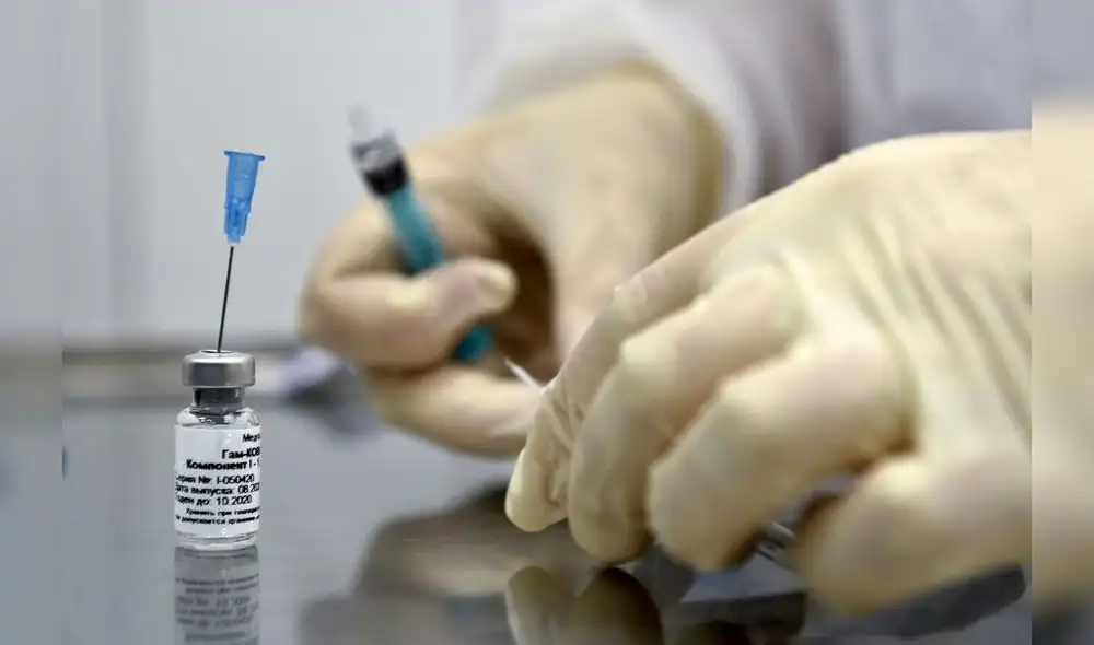 Una enfermera se prepara para inocular a un voluntario en Rusia. Foto: AFP.