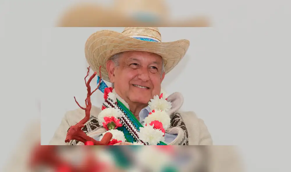 López Obrador alza bandera blanca como símbolo de que ya no hay corrupción en las altas esferas del gobierno mexicano. (FOTO: Twitter) López Obrador alza bandera blanca como símbolo de que ya no hay corrupción en las altas esferas del gobierno mexicano. (FOTO: Twitter)