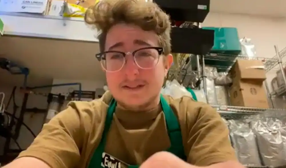 Debido a que estudiaba a tiempo completo, eso le generó problemas para cumplir sus labores como barista en una cafetería. Foto: composición LR/Twitter/@SebGorka