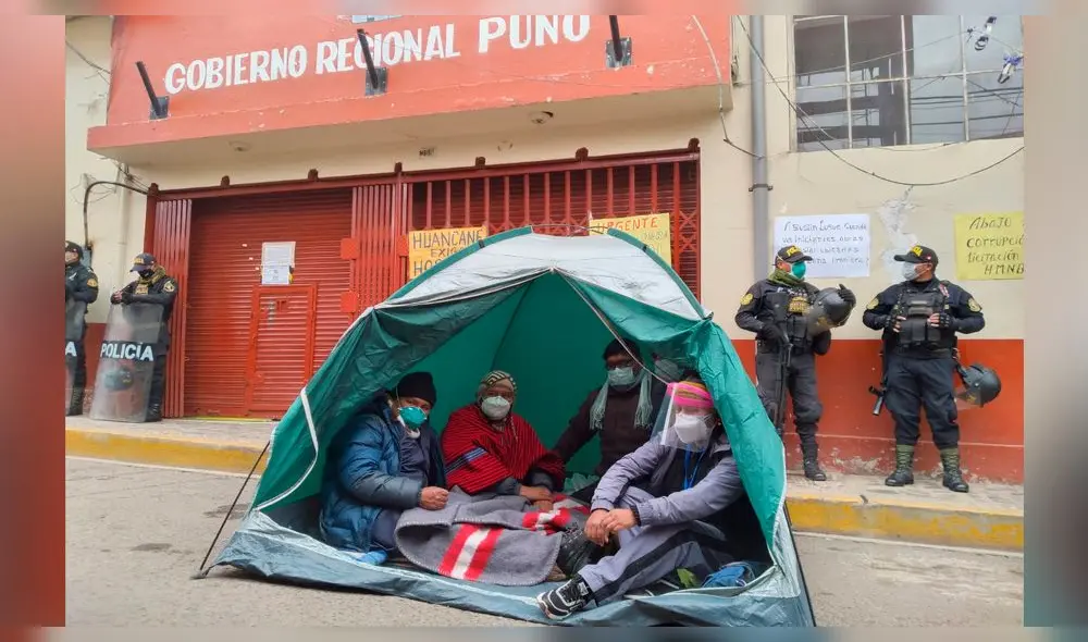 Consejeros  protestaron frente a gobierno regional de Puno. Foto: La República