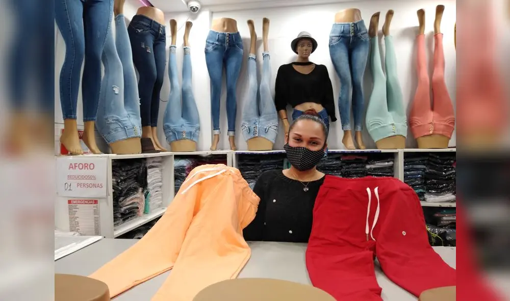 Una de las muchas tiendas de jeanes de Gamarra que ahora ofrece joggers por la pandemia. Foto: Óscar Miranda.