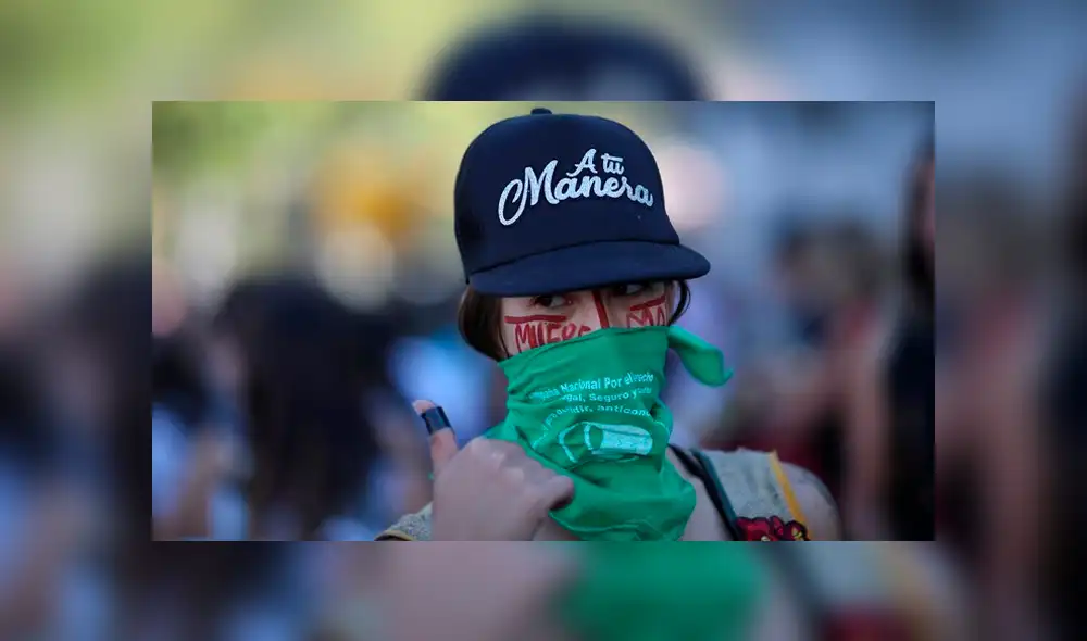 Mujer golpea a sereno por impedirle hacer graffiti por el 8 de Marzo [VIDEO]