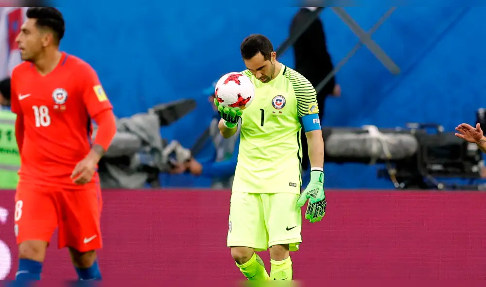 Plantel de Chile tilda de "traidor" a Claudio Bravo luego de la polémica con Arturo Vidal Plantel de Chile tilda de "traidor" a Claudio Bravo luego de la polémica con Arturo Vidal
