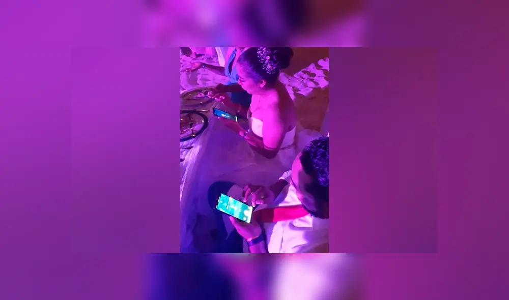 Pareja de esposos son sorprendidos jugando Pokémon GO en su matrimonio Foto: Facebook