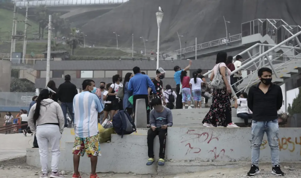 Entre adultos y menores de edad, decenas acudieron a playas, pero algunos sin tomar las precauciones del caso. Foto: Jhon Reyes / La República