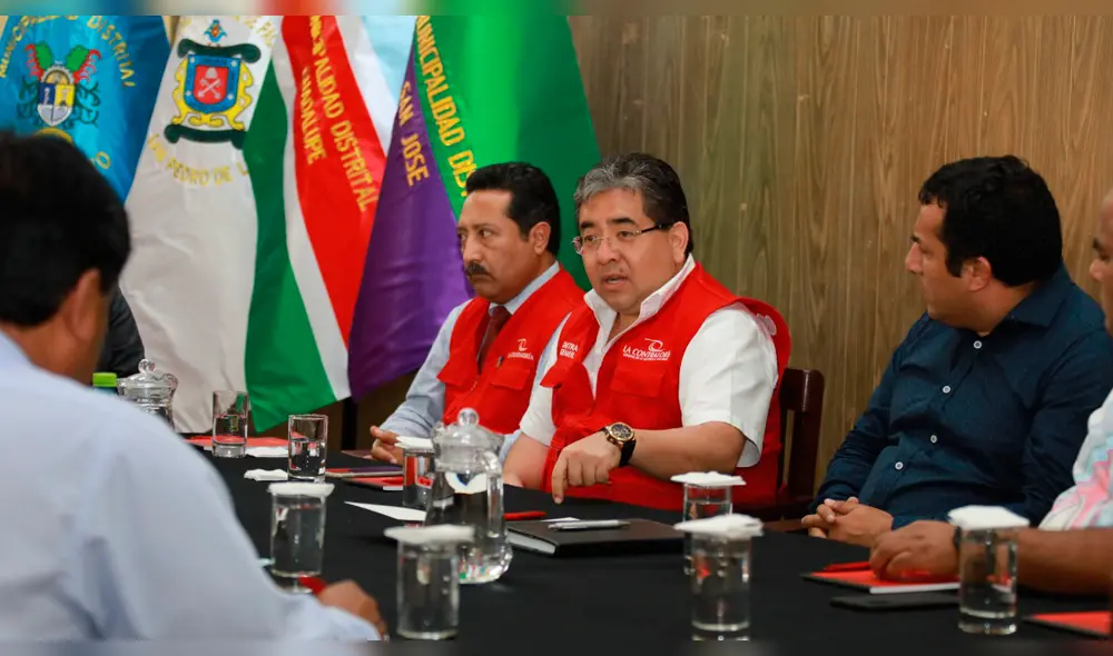 Contralor General en reunión con autoridades en La Libertad.