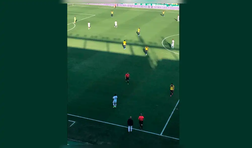 Argentina vs. Ecuador: árbitro se lesionó y pidió su cambio. Argentina vs. Ecuador: árbitro se lesionó y pidió su cambio.