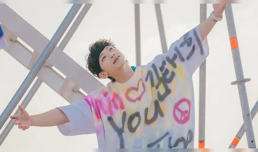 La camiseta de lleva escrita la frase "Rain love Kim Tae Hee". Créditos: MBC