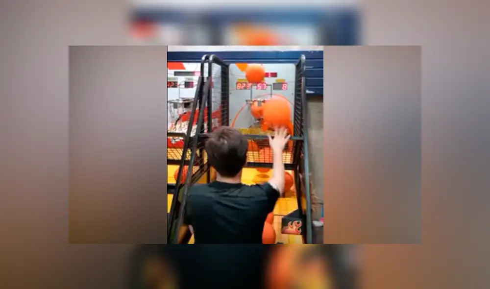 Desliza hacia la izquierda para ver la asombrosa capacidad que tiene este muchacho para encestar con una sola mano. (Foto: captura)