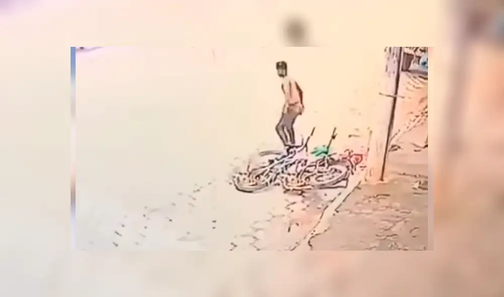 Facebook viral: Ciclista queda en ridículo tras querer 'vengarse' de moto mal estacionada [VIDEO]