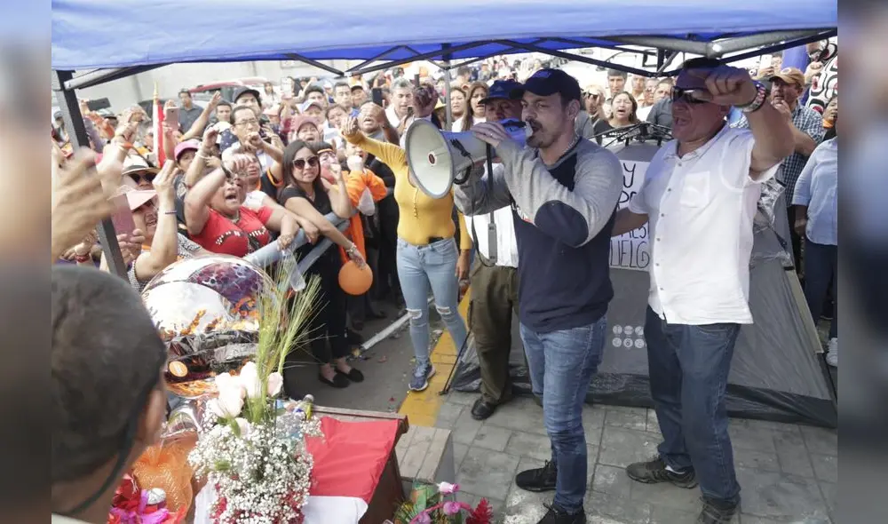 Mark Vito le pide al presidente Martin Vizcarra que le devuelvan a su esposa. Foto: John Reyes/ La República. Mark Vito le pide al presidente Martin Vizcarra que le devuelvan a su esposa. Foto: John Reyes/ La República.