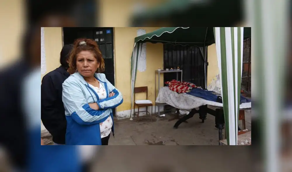 La ropa del occiso es velada a las afueras de la casa de su pareja, en San Martín de Porres. (Foto: Grupo La República)