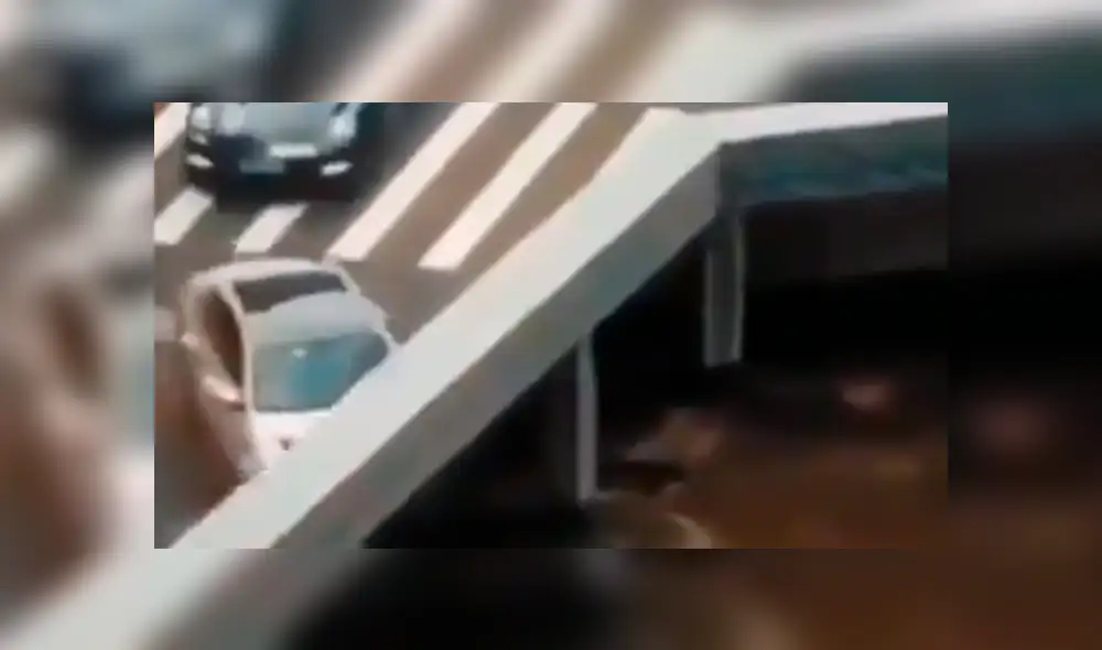 Los vehículos desaparecen como por arte de magia, pero todo se trataría de una ilusión óptica. Foto: captura Los vehículos desaparecen como por arte de magia, pero todo se trataría de una ilusión óptica. Foto: captura