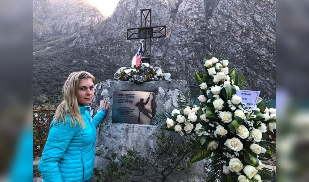 Jana Dušková, cónsul de La República Checa, en e monumento de homenaje de sus compatriotas.