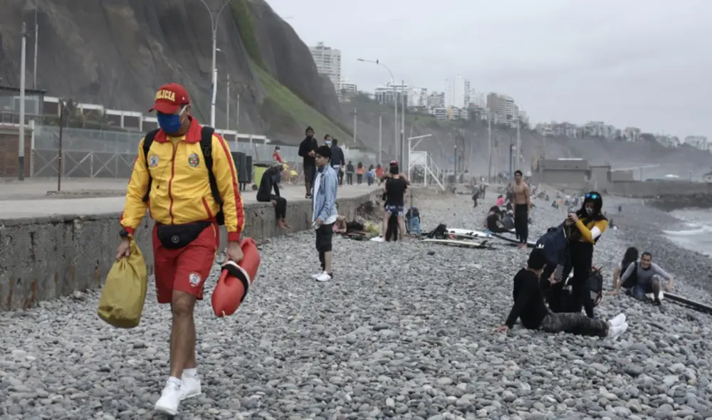 Entre adultos y menores de edad, decenas acudieron a playas, pero algunos sin tomar las precauciones del caso. Foto: Jhon Reyes / La República