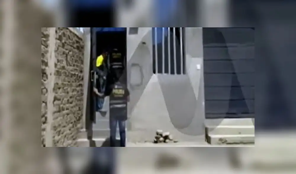 Según testigos, la mujer estaba dentro de su vivienda bebiendo licor junto a un sujeto. Según testigos, la mujer estaba dentro de su vivienda bebiendo licor junto a un sujeto.