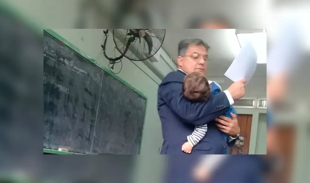 Facebook viral: profesor que dictó clases cargando al bebé de una alumna es admirado en redes [FOTOS]