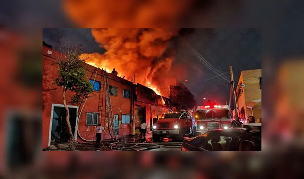 Cuerpo de Bomberos arribó al lugar para controlar el fuego. Hasta el momento no se reportan personas lesionadas.