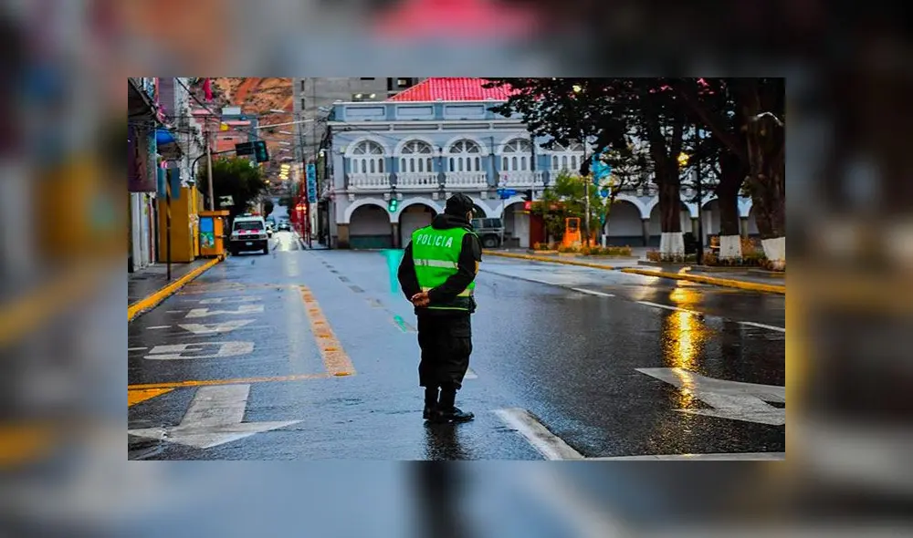 Un policía patrulla la plaza principal en Oruro (Bolivia), donde rige desde el lunes la cuarentena municipal. Foto: EFE Un policía patrulla la plaza principal en Oruro (Bolivia), donde rige desde el lunes la cuarentena municipal. Foto: EFE