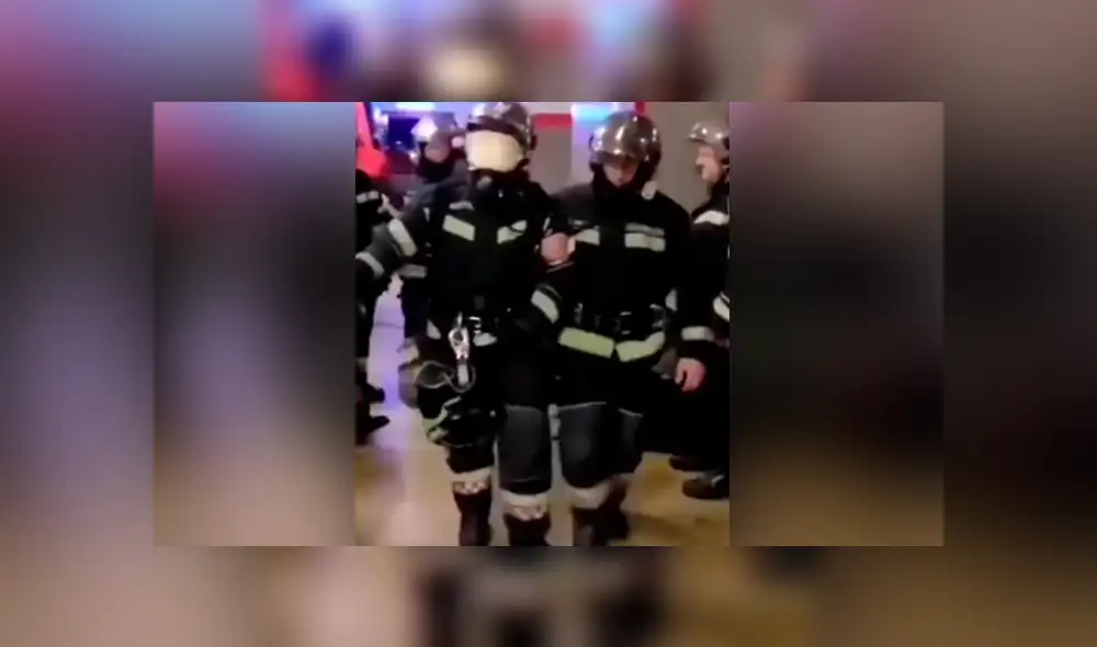 Una conmovedora escena muestra la ingeniosa pedida de mano le hace una chica a su novio bombero.