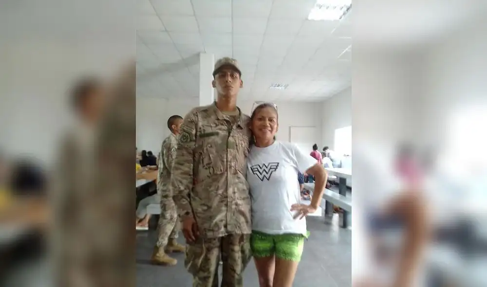 Brian Mesías Macharé posa en la foto junto a su madre Ada Macharé antes de su desaparición.