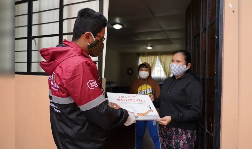 Momento en una vecina recibe su pedido de libros prestados a domicilio.