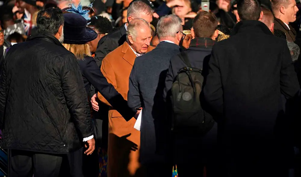 El rey Carlos III, escoltado en Luton, luego de que le lanzaran huevos. Foto: AP