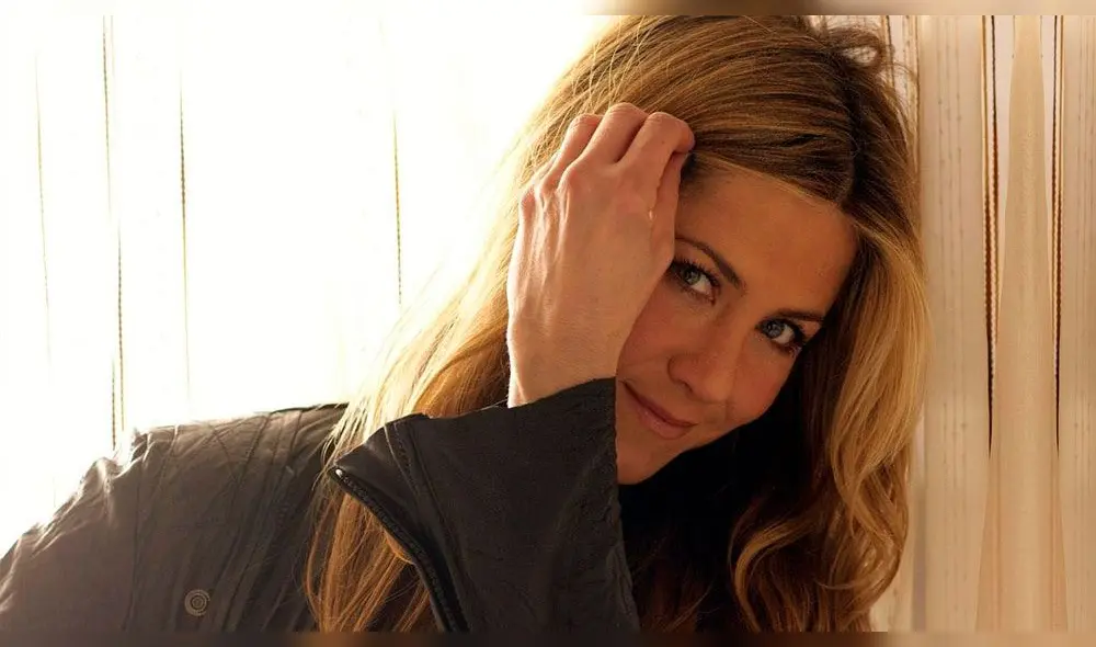 Jennifer Aniston es captada en comprometedora situación con misterioso galán