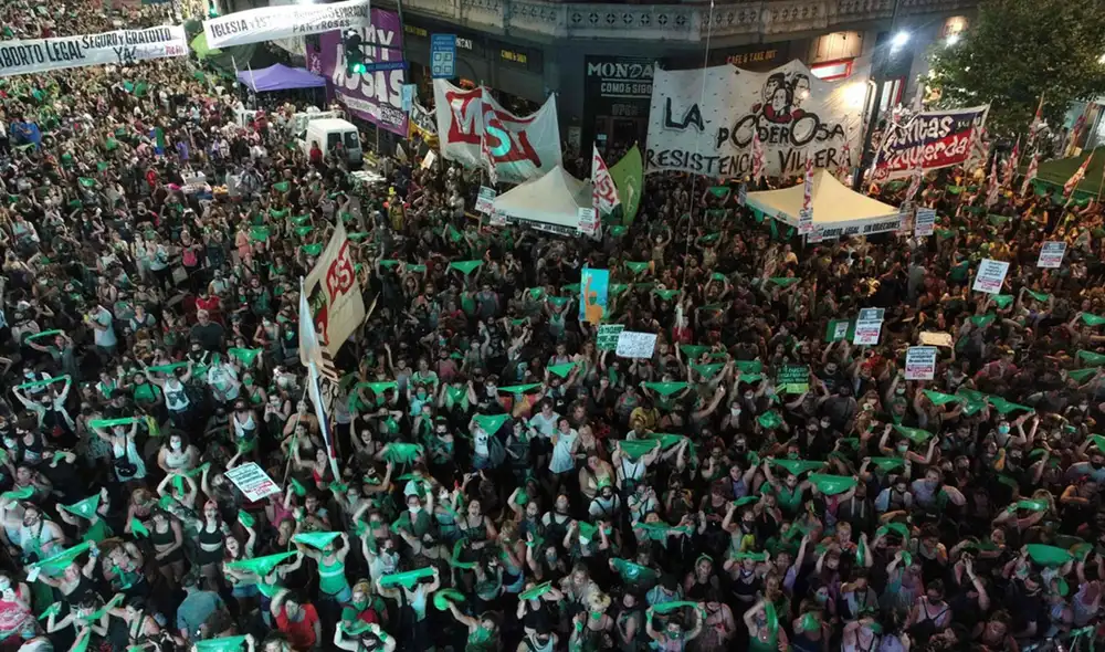 Manifestantes a favor del aborto en plena vigilia mientras el Congreso debatía el proyecto de ley. Foto: AFP