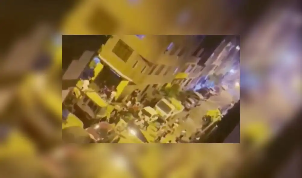 A través imágenes difundidas por las cámaras de seguridad de la zona, se puede ver a un gran grupo de personas peleandose entre si. Foto: captura ATV Noticias A través imágenes difundidas por las cámaras de seguridad de la zona, se puede ver a un gran grupo de personas peleandose entre si. Foto: captura ATV Noticias