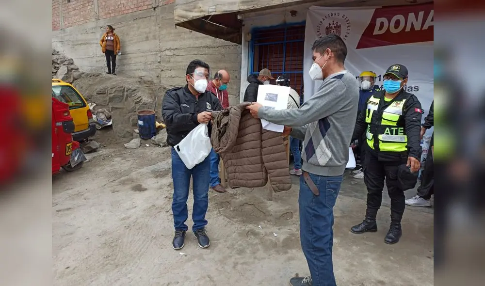 Reparten 15 mil casacas a población vulnerable de Ate Vitarte. / Creditos: María Pía Ponce/ URPI-GLR
