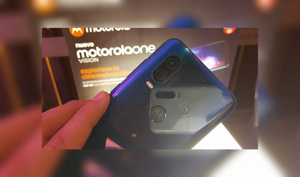 Desliza para conocer más detalles del Motorola One Vision. Foto: Daniel Robles.