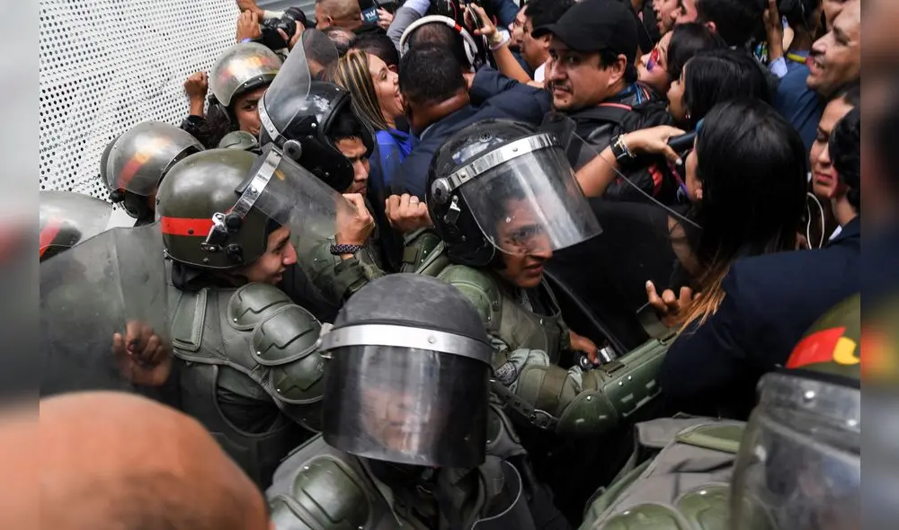 Guaidó y varios diputados de la mayoría opositora legislativa no pudieron ingresar al Palacio Legislativo debido a piquetes policiales y militares. Foto: AFP. Guaidó y varios diputados de la mayoría opositora legislativa no pudieron ingresar al Palacio Legislativo debido a piquetes policiales y militares. Foto: AFP.