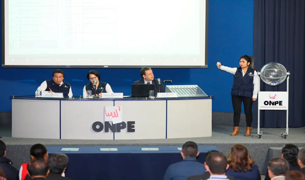 ONPE realizó sorteo para ubicar a partidos en la cédula de votación. Foto: ONPE. ONPE realizó sorteo para ubicar a partidos en la cédula de votación. Foto: ONPE.