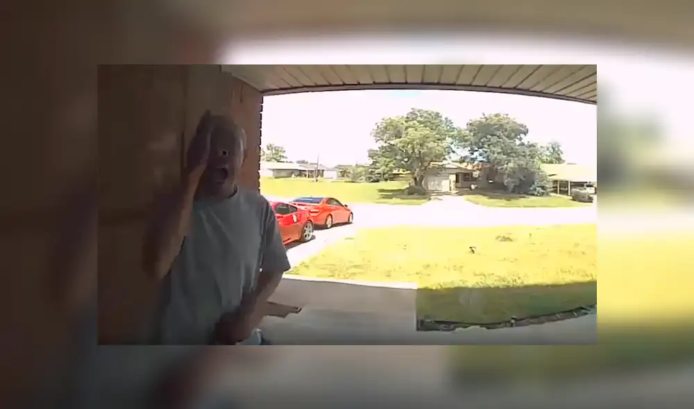 YouTube viral: criatura aparece de su escondite y le muerde la cara a un hombre [VIDEO] 