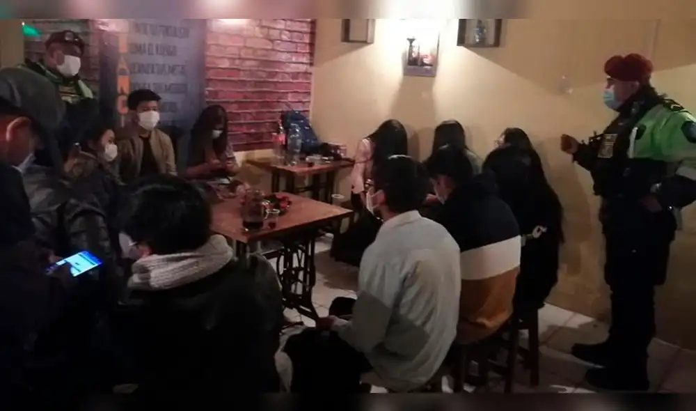 En el local encontraron a los asistentes consumiendo bebidas alcohólicas y sin respetando el distanciamiento social. Foto: Municipalidad de Puno.