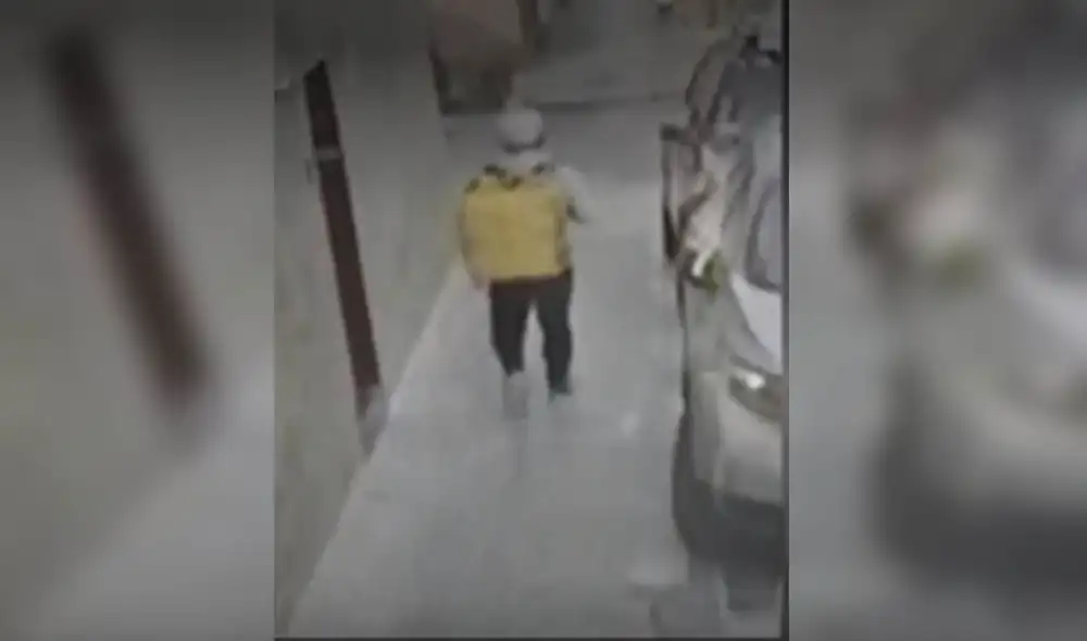Criminal llevaba una mochila de una empresa de delivery y portaba un casco blanco. Foto: captura de América