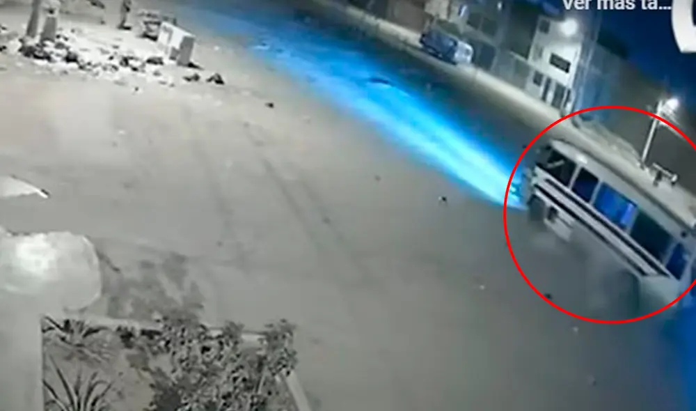 Los pasajeros de otra unidad bajaron inmediatamente a auxiliarla. Foto: captura 24 horas