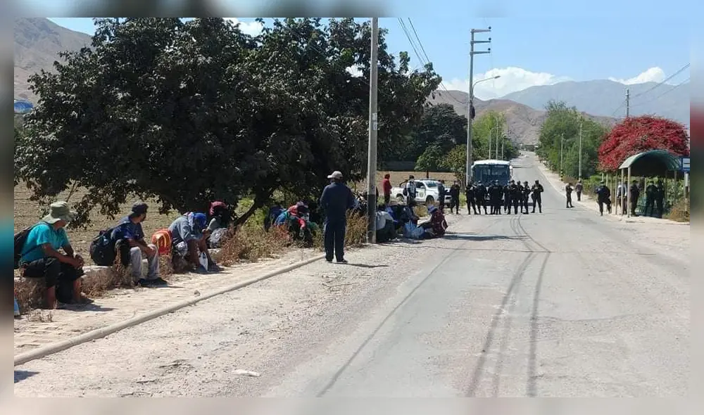 Viajeros fueron impedidos de seguir su éxodo hasta Puno. Viajeros fueron impedidos de seguir su éxodo hasta Puno.