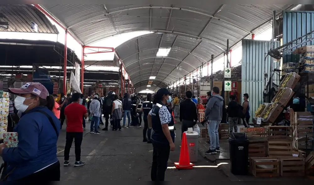 Enfrentamientos entre fiscalizadores y comerciantes deja 4 heridos en el mercado de frutas. / Créditos: Luis Ángel Villanueva/ URPI-GLR Enfrentamientos entre fiscalizadores y comerciantes deja 4 heridos en el mercado de frutas. / Créditos: Luis Ángel Villanueva/ URPI-GLR