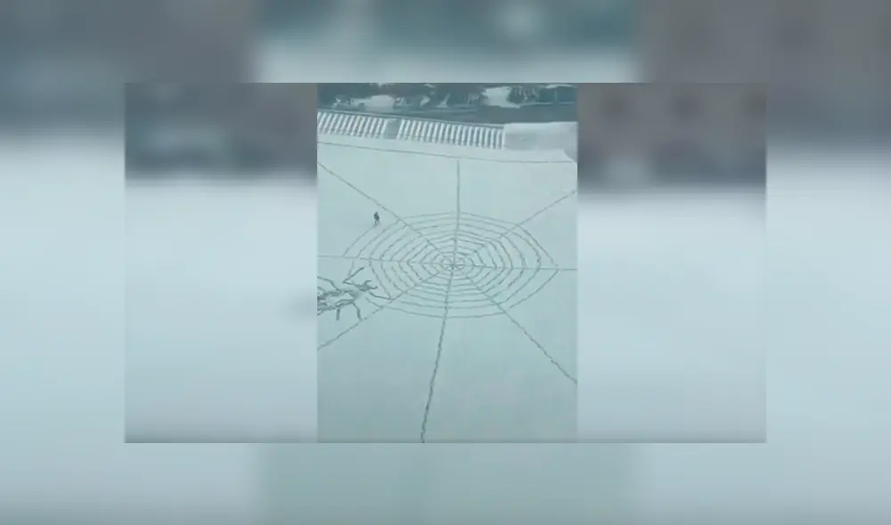 En Facebook, un hombre caminó por un desolado parque y aprovechó en realizar un increíble dibujo en el suelo.