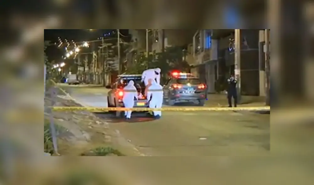 Policía ayuda a mujer que clamaba ayuda. Créditos: Latina. Policía ayuda a mujer que clamaba ayuda. Créditos: Latina.