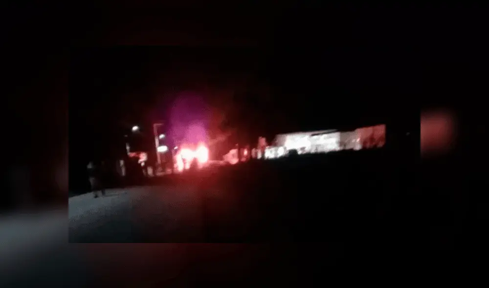 Los sujetos agredieron al personal médico y prendieron fuego a una ambulancia. Foto: El Universal. Los sujetos agredieron al personal médico y prendieron fuego a una ambulancia. Foto: El Universal.