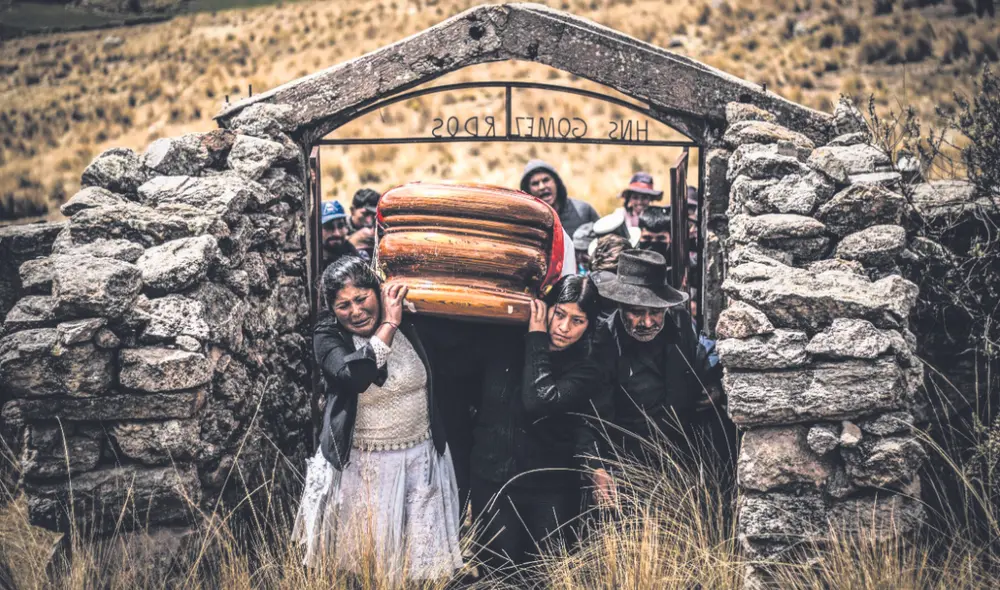 Dolor. Nadie quiere la paz de los cementerios, menos los ayacuchanos. Pero ahí volvieron para acompañar a la familia de Jhonatan Alarcón Galindo (19), otra víctima de la represión insana a las protestas por la crisis política actual.