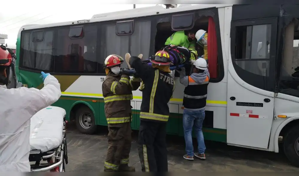 Triple choque de buses deja 40 heridos.