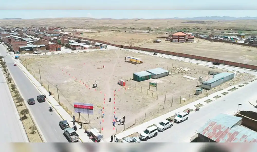 Se realizó de manera simbólica la colocación de la primera piedra. Foto: Pronis.