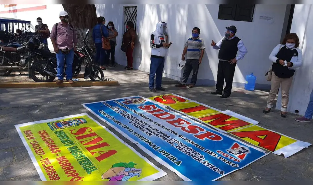 Docentes realizaron plantón en el Gore. Foto: Puecas.